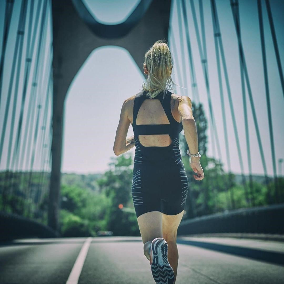 Der ärmellose Triathlon-Einteiler für Frauen
