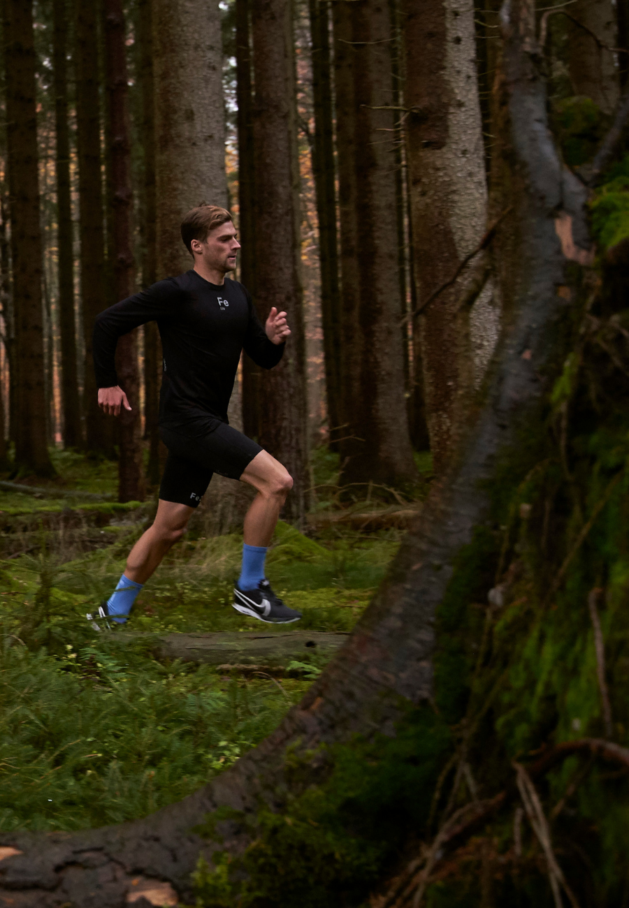 THE Fe226 Short Running Tight: Super-soft fabric with two side pockets for smartphone, gel or keys. The light-compressive fabric provides muscle support. The soft brushed inner side keeps you warm and run more comfortable. Reflective prints keep you visible in the dark. Our best high quality favorite running tight