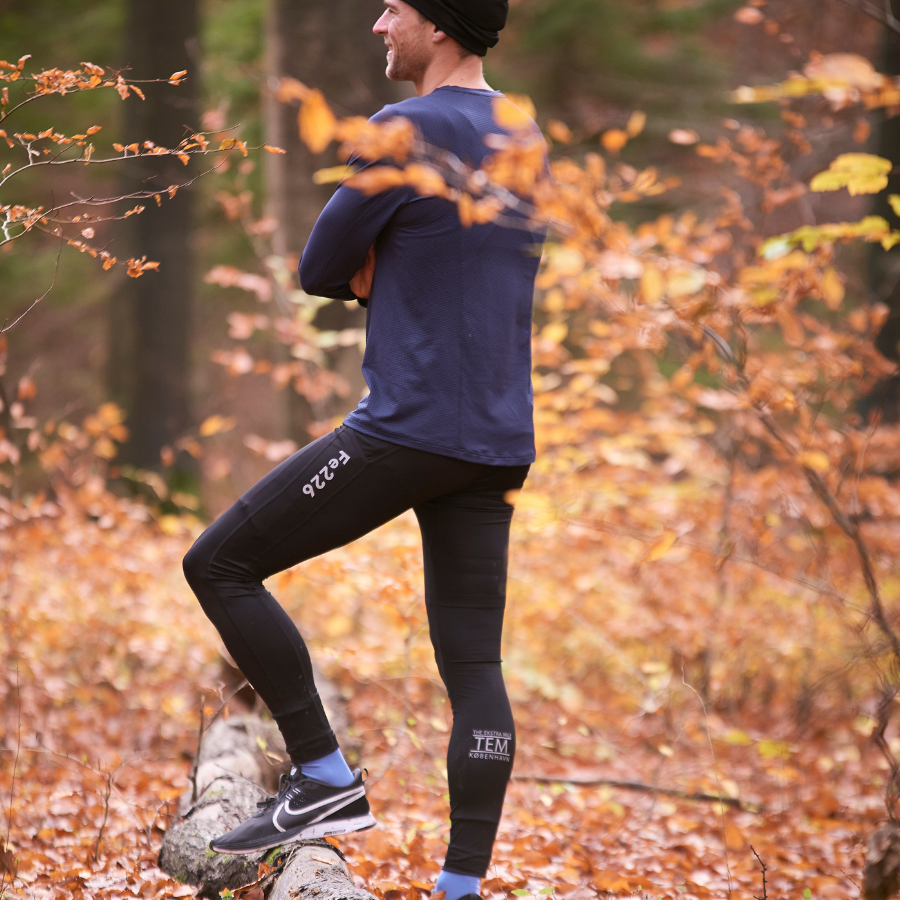 The Fe226 Long Running Tight is made in europe in high quality. For autumn, winter and spring runs and a high temperature range. Thin high tech fabric will keep you warm and dry without restraining your movement. Side pockets for your smart phone, keys etc. Perfect long tight for training. Odour free and anti-bacterial