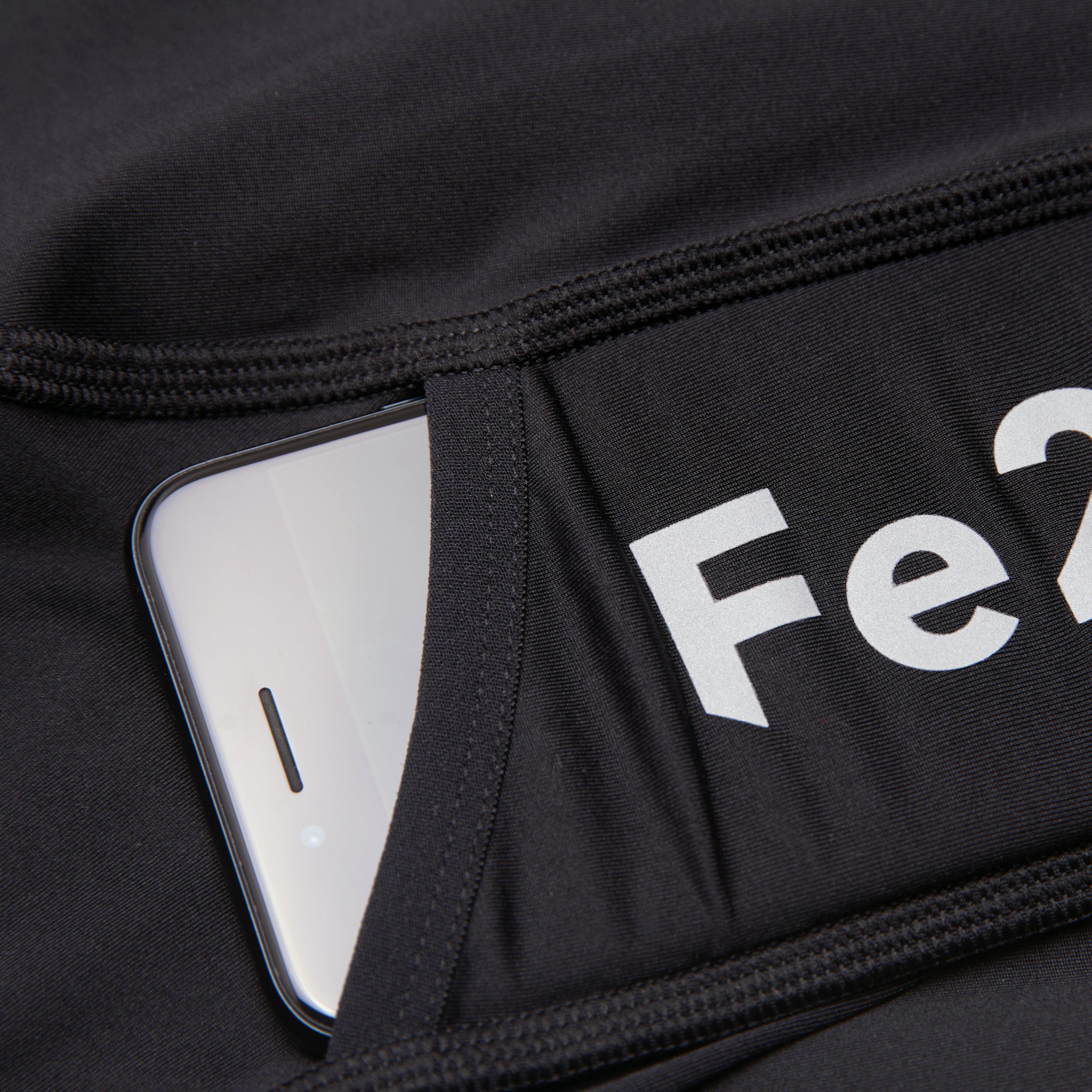 The Fe226 Long Running Tight is made in europe in high quality. For autumn, winter and spring runs and a high temperature range. Thin high tech fabric will keep you warm and dry without restraining your movement. Side pockets for smart phone, keys. Perfect long running tight for running and triathlon training. Odour free and anti-bacterial.