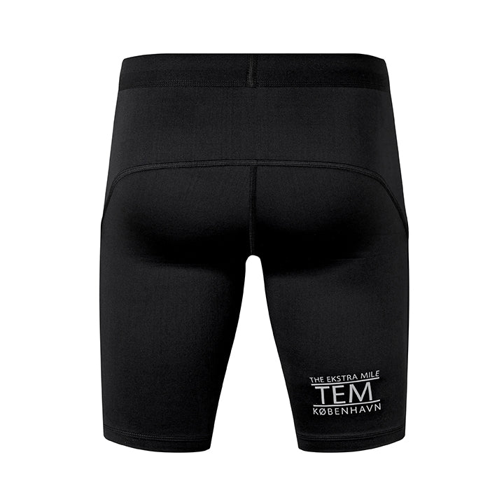 "The Fe226 Short Running Tight features a super-soft fabric with two side pockets for your smartphone, gels, or keys. Its light-compressive fabric provides muscle support, while the soft brushed inner side keeps you warm and comfortable during your runs. Reflective prints ensure visibility in low-light conditions. Experience our top-quality favorite running tight for your best runs yet."