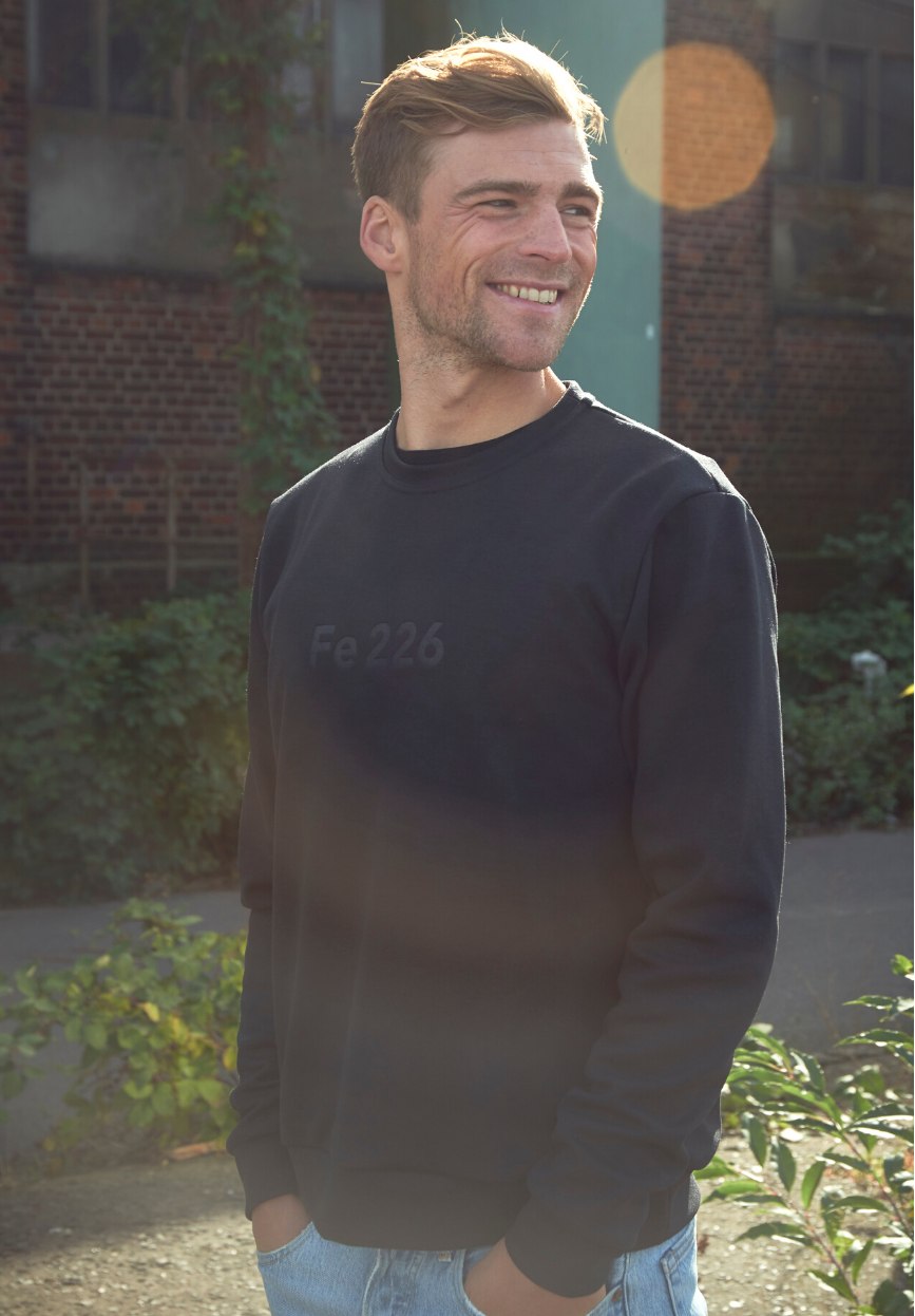 Show your identity as an endurance sport person in a subtle way! The Fe226 Crewneck Sweatshirt is responsibly manufactured in Europe to make you feel good and look fit. The high quality poly-cotton fabric will always stay in shape. The design is slimfit and sportive with a subtle, über-cool embossed logo.