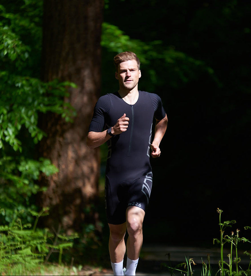 Fe226 AeroForce Triathlon Suit is made to make you faster. In the water, on the bike (Wind tunnel test winner) and on the run, as it supports your posture